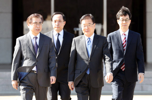 ▲ 정의용 청와대 국가안보실장(오른쪽 두번째)을 수석 특별사절로 하는 문재인 대통령의 대북 특별사절단이 5일 오후 북한을 방문하기 위해 서울공항에 도착해 특별기로 향하고 있다. 왼쪽부터 특사인 서훈 국가정보원장, 김상균 국정원 2차장, 수석특사인 정의용 국가안보실장, 윤건영 청와대 국정상황실장. 연합뉴스