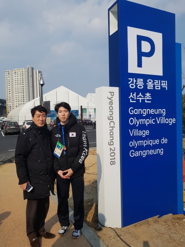 ▲ 2018 평창동계올림픽 스피드스케이팅남자 500m에서 깜짝 은메달을 획득한 차민규(오른쪽)와 소속팀 이인식 동두천시청 감독이 강릉선수촌 앞에서 함께 기념촬영을 했다.