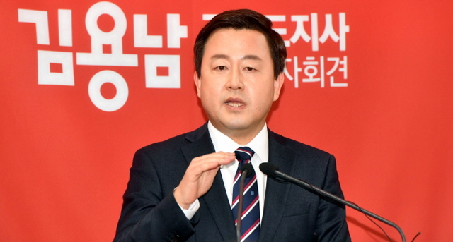 자유한국당 수원병 당협위원장인 김용남 전 의원이 5일 경기도의회 브리핑룸에서 경기도지사 출마 기자회견을 하고 있다.전형민기자