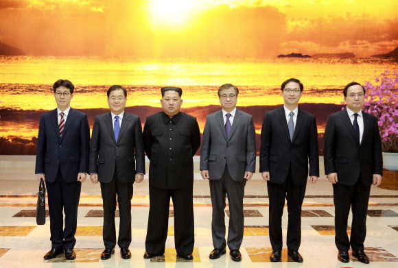 ▲ 북한 노동당 기관지 노동신문은 6일 김정은 노동당 위원장이 전날 문재인 대통령의 대북특별사절대표단을 접견했다고 보도했다. 사진은 김 위원장이 대북 특사단과 기념 촬영을 하는 모습. 연합뉴스