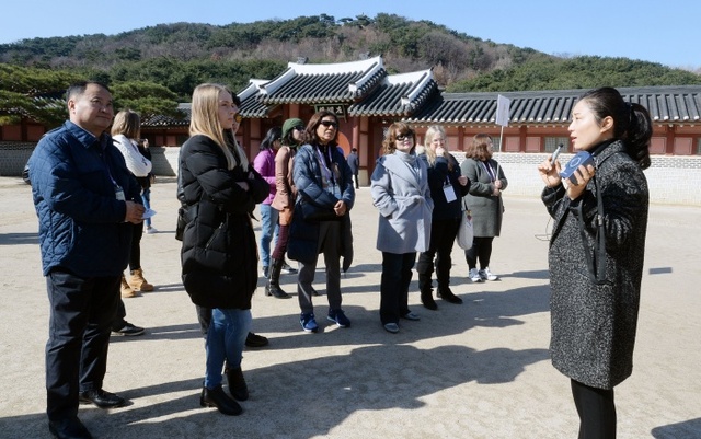 ▲ 세계기자대회 화성행궁 관광 조 180306 (5)