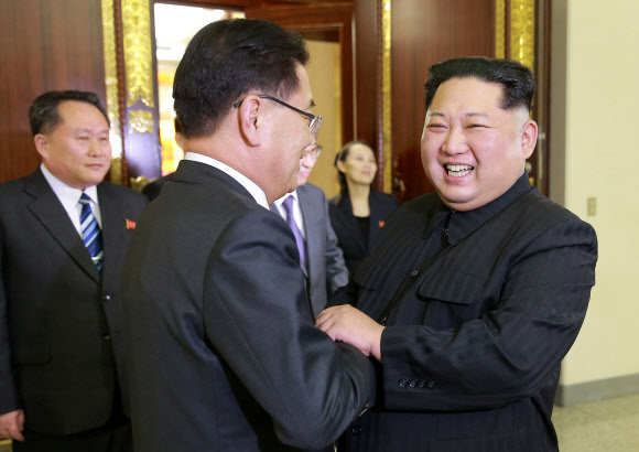 ▲ 김정은 북한 노동당 위원장이 지난 5일 북한을 방문 중인 정의용 수석 대북특사를 만나 반갑게 인사하고 있다. 북측에서는 김영철 노동당 부위원장, 김여정 노동당 제1부부장 등이 배석했다. 왼쪽은 리선권 조국평화통일위원회 위원장. 연합뉴스