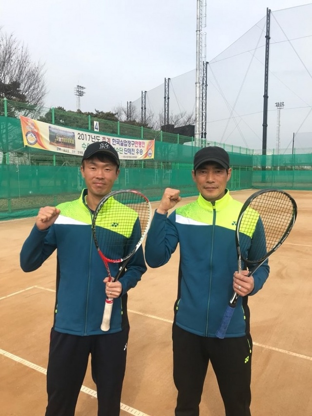 ▲ 제18회 자카르타 아시안게임 정구 국가대표 최종선발전에서 남자 단식 1,2위를 차지해 나란히 태극마크를 단 수원시청의 김진웅(왼쪽) 선수와 한재원 플레잉코치.수원시청 제공