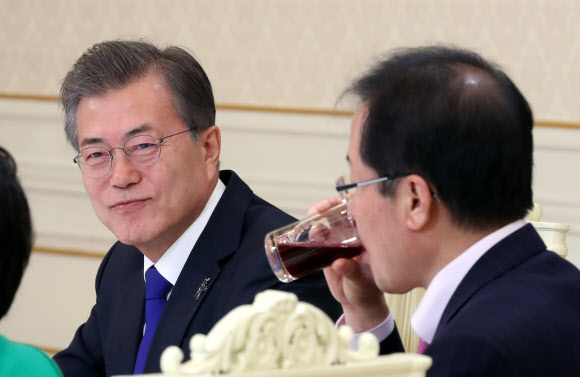 ▲ 자유한국당 홍준표 대표(오른쪽)가 7일 낮 청와대에서 열린 문재인 대통령과 여야 5당 대표 오찬 회동에서 목을 축이고 있다. 연합뉴스