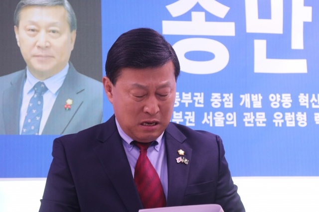 ▲ 송만기 군의원이 양평군수 출마 회견 도중 감정이 복받쳐 눈물을 흘리고 있다.