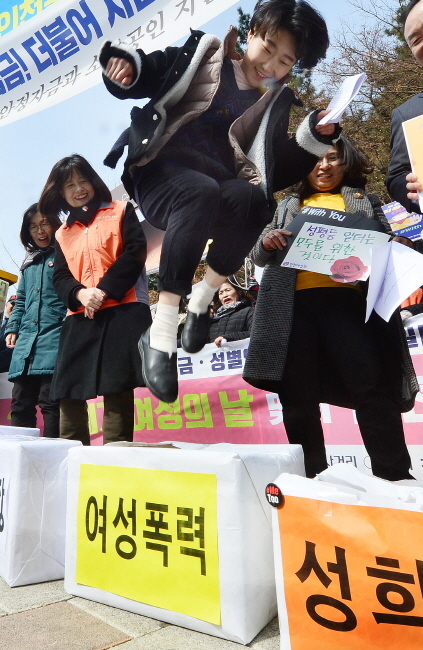 크기변환_20180307 세계여성의날 맞이 성 폭력 근절과 성별 임금 격차 해소 퍼포먼스JUN_7244.jpg