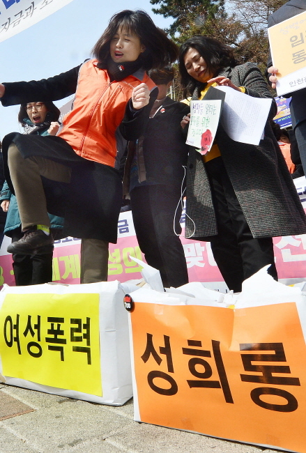 크기변환_20180307 세계여성의날 맞이 성 폭력 근절과 성별 임금 격차 해소 퍼포먼스JUN_7259.jpg