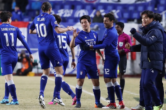 ▲ 7일 수원월드컵경기장에서 열린 2018 아시아축구연맹(AFC) 챔피언스리그 조별리그 H조 3차전 수원 삼성 블루윙즈와 상하이 선화의 경기. 선취골을 기록한 수원 이기제가 동료들과 기뻐하고 있다.연합뉴스