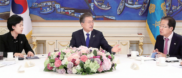 ▲ 추미애•홍준표 중재하는 文 대통령 7일 낮 청와대에서 열린 문재인 대통령과 여야 5당 대표 오찬 회동에서 더불어민주당 추미애 대표(왼쪽)가 인사말 도중 ‘개헌’과 관련한 얘기를 하자 자유한국당 홍준표 대표(오른쪽)가 “주제와 벗어난다”며 강하게 항의하고 있다. 연합뉴스