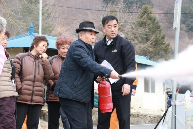 ▲ 양평소방서는 서후1리를 소방안전마을로 지정하고 주민들을 대상으로 소화기 작동법을 교육했다.
