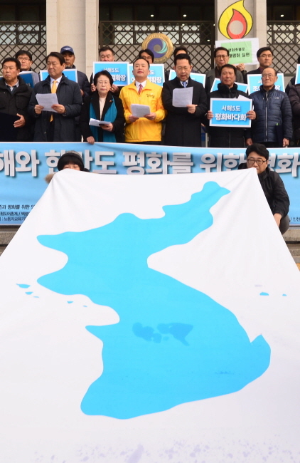 크기변환_20180308 서해5도 대책위 서해와 한반도 평화위한 촛불선언JUN_7298.jpg