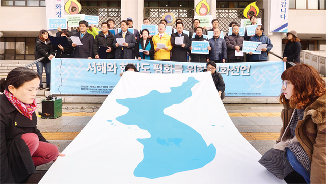 ▲ 8일 오전 인천시 남동구 인천시청 현관 앞에서 서해5도 어촌계와 ‘서해5도 생존과 평화를 위한 인천시민대책위원회’을 비롯한 참석자들이 서해 5도가 그려진 대형 한반도기를 배경으로 한반도 평화를 위한 촛불선언을 하고 있다. 장용준기자