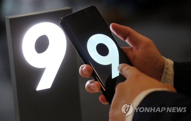 ▲ 9일 오전 서울 중구 SK텔레콤 T타워에서 열린 SK텔레콤 갤럭시 S9 개통행사에서 한 시민이 S9을 살펴보고 있다.   /연합