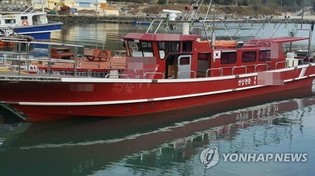 ▲ 10일 오전 경남 통영시 한산면 죽도 인근 해상에서 9.77t 낚싯배가 좌초돼 해양경찰이 구조 작업을 벌이고 있다. 사진은 좌초한 낚싯배. [네이버 블로그 '통영지오' 캡처]