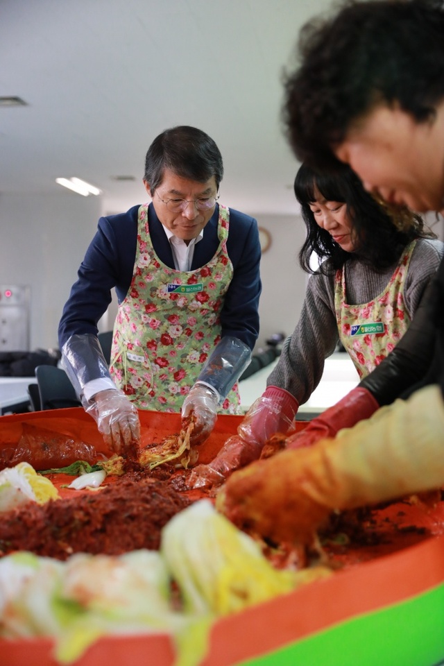 ▲ 일산농협 김진의 조합장 김장 행사 참가