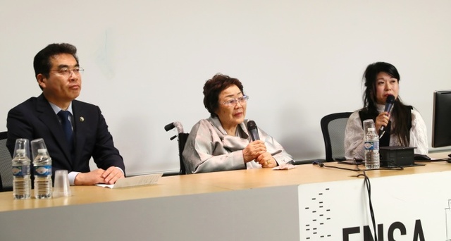 ▲ 이용수 할머니가 지난 8일 파리 대학에서 위안부 피해 참상을 증언하고 있다. 사진 왼쪽은 이용수 할머니의 프랑스 초청을 주선한 양기대 광명시장. 광명시 제공