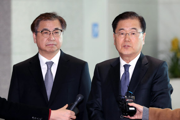 ▲ 북한 방문 결과를 미국에 공유하고자 출국했던 정의용 청와대 국가안보실장(오른쪽)과 서훈 국가정보원장이 11일 오후 인천국제공항을 통해 귀국, 취재진의 질문에 답변하고 있다. 연합뉴스