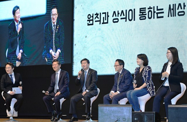 ▲ 전해철 더불어민주당 의원이 10일 아주대학교에서 열린 ‘함께한 시간, 역사가 되다’ 전해철 북 콘서트에서 원칙과 상식에 대한 일화를 이야기 하고 있다. 조태형기자
