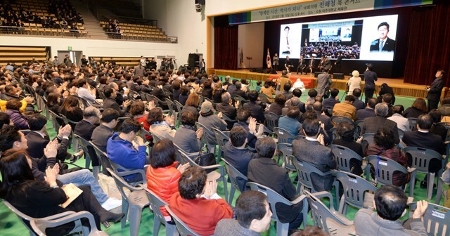 ▲ 전해철 더불어민주당 의원이 10일 아주대학교에서 열린 ‘함께한 시간, 역사가 되다’ 전해철 북 콘서트에서 원칙과 상식에 대한 일화를 이야기 하고 있다. 조태형기자