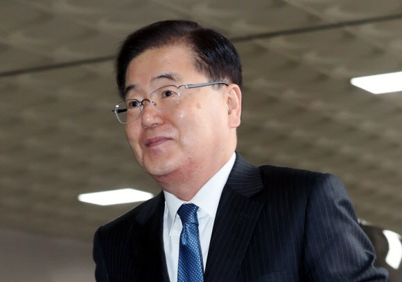 ▲ 정의용 청와대 국가안보실장이 방북·방미 결과를 설명하기 위해 12일 오전 김포공항을 통해 중국으로 출국하기 전 차에서 내려 이동하고 있다. 연합뉴스