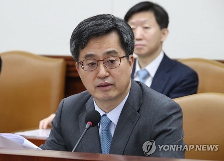 ▲ 김동연 부총리 겸 기획재정부 장관이 12일 정부서울청사에서 열린 대외경제장관회의를 주재하고 미국의 철강관세 부과에 총력대응하겠다고 말했다. 사진/연합뉴스