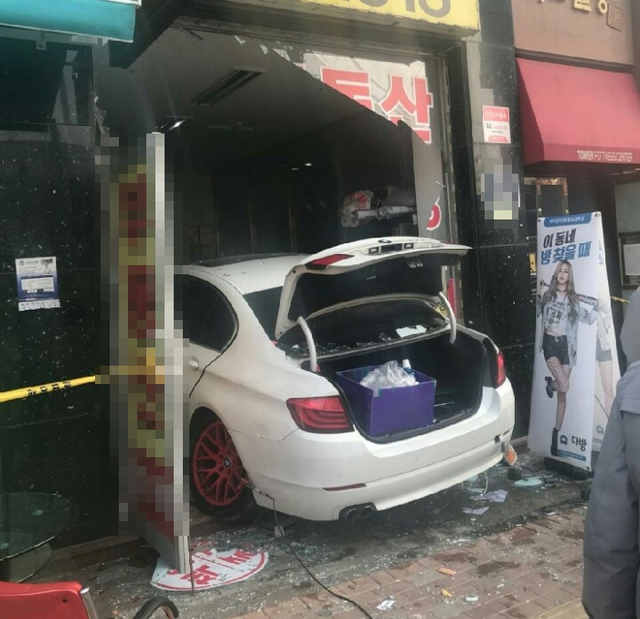 ▲ 부동산으로 돌진한 BMW 차량, 수원서부경찰서 제공