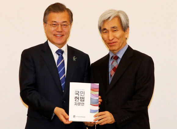 ▲ 문재인 대통령이 13일 청와대에서 열린 국민헌법자문특별위원회 초청 오찬에서 정해구 정책기획위원장으로부터 국민헌법자문안을 전달받고 있다. 연합뉴스
