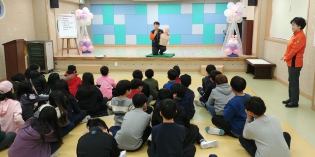 ▲ 광명여성의용소방대가 광성초등학교 학생을 대상으로 심폐소생술 교육을 하고 있다. 광명소방서 제공