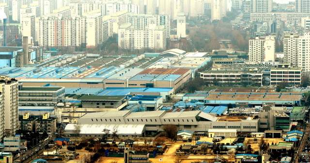 ▲ 13일 한국GM이 인천시 부평구 부평공장에 대한 외국인 투자지역 지정 신청서를 인천시에 공식 신청하면서 군산공장 폐쇄로 불거진 GM사태 해결을 위한 시의 역할이 주목되고 있다. 사진은 한국GM 디자인센터를 비롯한 부평공장 전경. 장용준기자