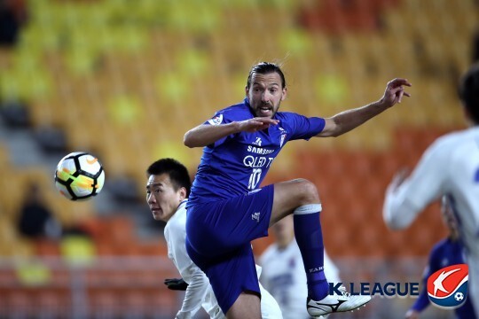 ▲ 13일 중국 상하이 홍커우 스타디움에서 열린 2018 아시아축구연맹(AFC) 챔피언스리그 H조 조별리그 4차전 수원 삼성과 상하이 선화의 경기에 출전한 수원 공격수 데얀의 경기 모습.한국프로축구연맹