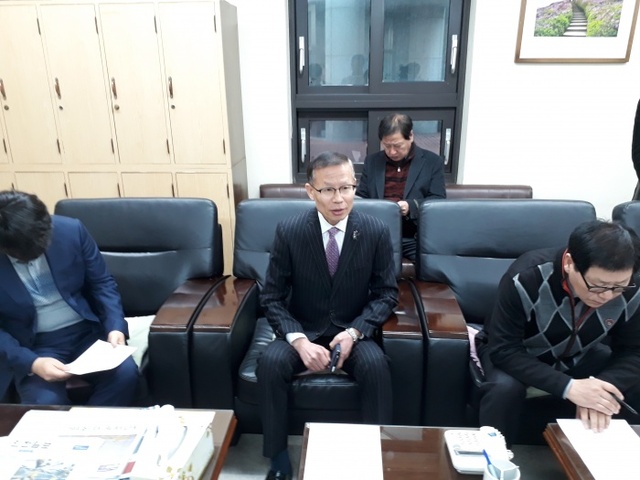 ▲ 군포시 김원섭 부시장이 군포시 비서실장 구속에 대한 입장문을 밝히고 있다.