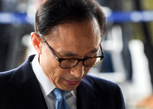 ▲ 뇌물수수·횡령·조세포탈 등 혐의를 받는 이명박 전 대통령이 14일 오전 서울 서초구 서울중앙지검에 피의자 신분으로 출석하고 있다. 사진공동취재단=연합뉴스