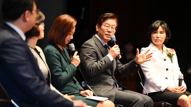 이재명 성남시장이 14일 성남시청에서 열린 퇴임식에서 갈무리 토크를 하고 있다. 이 시장은 민선 5기·6기 8년의 임기를 마무리하며 오는 6.13 전국지방동시선거 경기도지사에 출사표를 던졌다. 조태형기자