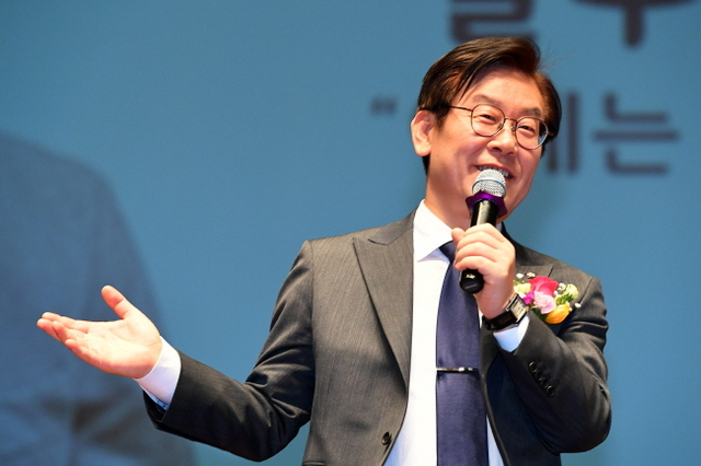 이재명 성남시장이 14일 성남시청에서 열린 퇴임식에서 갈무리 토크를 하고 있다. 이 시장은 민선 5기·6기 8년의 임기를 마무리하며 오는 6.13 전국지방동시선거 경기도지사에 출사표를 던졌다. 조태형기자