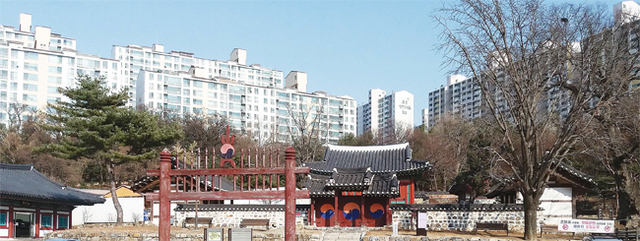 정암 조광조를 배향하는 심곡서원. 서원 바로 앞 광교산 등산로 초입에는 조광조의 묘역이 조성되어 있다.
