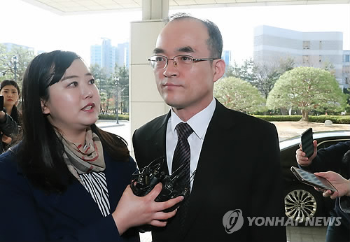 이명박 전 대통령에 대한 조사를 마친 검찰이 향후 영장 청구 여부를 결정할 것으로 보이는 16일 오전 서울 서초구 대검찰청으로 문무일 검찰총장이 출근, 취재진의 질문에 답하고 있다.연합뉴스