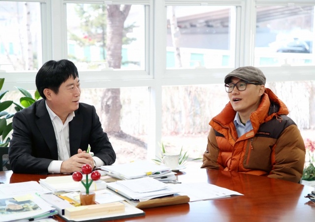 ▲ 용감한시민상을 받은 김주경씨를 격려하는 정찬민 시장)