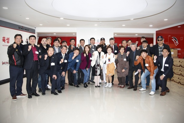 ▲ 2018 프로야구 kt wiz 홍보대사 간담회에 앞서 참석자들이 김진욱 감독과 함께 기념촬영을 하고 있다.kt wiz 제공