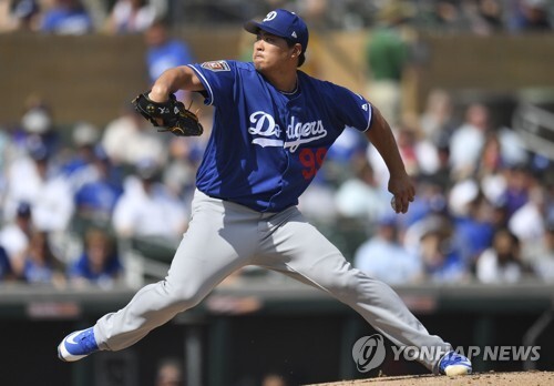 ▲ 12일(한국시간) 미국 애리조나 주 솔트 리버 필즈 앳 토킹 스틱에서 열린 2018 MLB 시범경기 콜로라도 로키스전에 선발 등판한 LA 다저스의 류현진이 역투를 펼치고 있다.연합뉴스