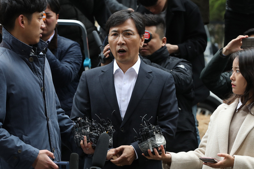 ▲ 성폭행 의혹을 받는 안희정 전 충남지사가 19일 오전 검찰조사를 위해 서울 마포구 서울서부지검에 출석해 취재진 질문에 답하고 있다. 연합뉴스