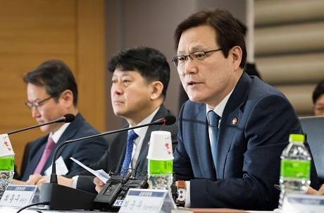 ▲ 금융위원회 최종구 위원장이 금융분야 데이터활용 및 정보보호를 위한 간담회에서 데이터 공유의 필요성을 강조했다. 사진/금융위원회