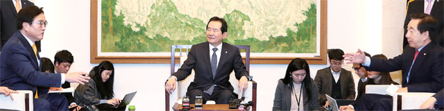 ▲ 논쟁 벌이는 여야 더불어민주당 우원식 원내대표(왼쪽)와 자유한국당 김성태 원내대표가 19일 국회 의장접견실에서 열린 여야 3당 교섭단체 원내대표 정례회동에서 의사일정에 관해 논쟁을 벌이고 있다. 왼쪽부터 더불어민주당 우원식 원내대표, 정세균 국회의장, 자유한국당 김성태 원내대표. 연합뉴스
