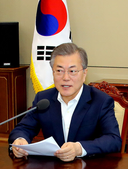 ▲ 문재인 대통령이 21일 오전 청와대 여민관에서 열린 남북정상회담 준비위 2차 회의에서 남북 정상회담과 북미 정상회담을 언급하며 "진전 상황에 따라서는 남북미 3국 정상회담으로 이어질 수도 있을 것"이라며 "이번 회담들과 앞으로 이어질 회담들을 통해 우리는 한반도 핵과 평화 문제를 완전히 끝내야 한다"고 강조하고 있다. 연합뉴스