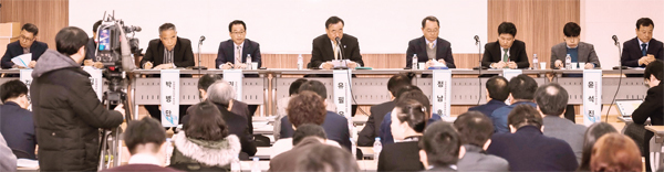 ▲ 21일 오후 한국GM 조기 경영정상화 및 인천지역 자동차산업 발전 방안 토론회가 인천시 남구 제물포 스마트타운 대회의실에서 열리고 있다. 인천상의 제공
