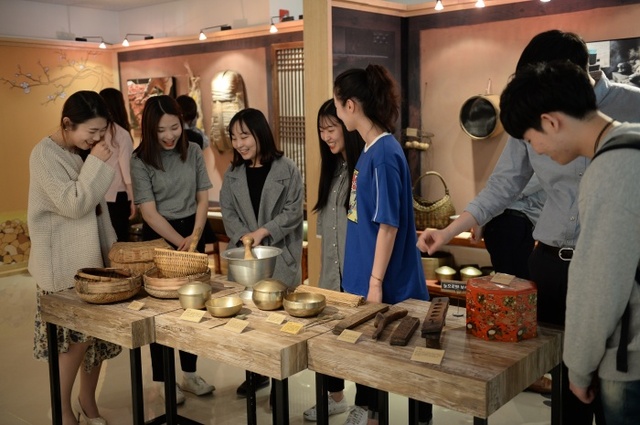 ▲ 전시된 소품을 감상 중인 관람객