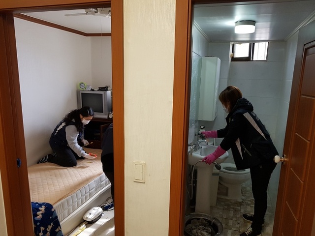 ▲ 0322[복지총괄과]서부희망케어센터, 진건여성의용소방대와 함께 취약계층 주거환경 개선1
