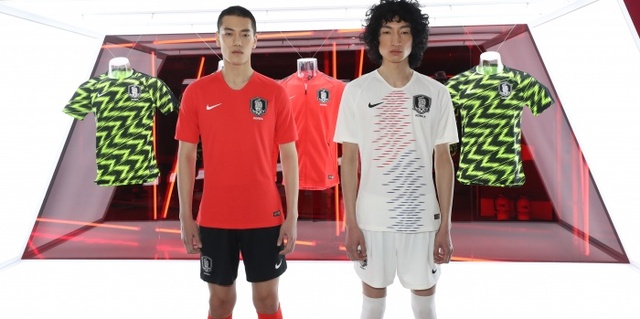 ▲ 22일 서울 두타몰에서 열린 2018 대한민국 축구대표팀 컬렉션 런칭 이벤트에서 새로운 축구대표팀 유티폼을 착용한 모델들이 포즈를 취하고 있다.연합뉴스