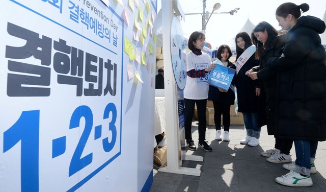 ▲ ‘제8회 결핵 예방의 날’행사가 열린 22일 수원역 문화광장에서 시민들이 퀴즈를 풀며 결핵 예방법에 대해 알아보고 있다. 이번 행사는 세계 결핵의 날인 3월 24일을 앞두고 결핵 없는 건강한 도시를 만들고 취약계층 결핵 검진을 확대하기 위해 열렸다. 조태형기자