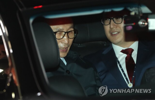 ▲ 110억원대 뇌물 수수와 340억원대 비자금 조성 등 혐의로 구속영장이 발부된 이명박 전 대통령이 22일 서울 강남구 논현동 자택에서 나와 서울동부구치소로 향하고 있다. 연합뉴스