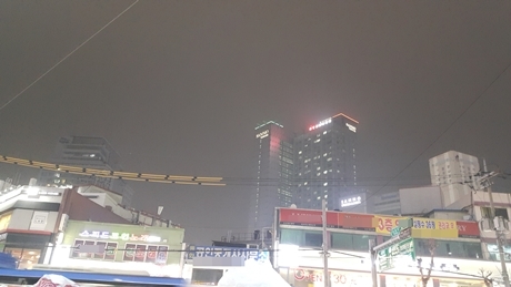 ▲ 주말 미세먼지가 심각해지자 환경당국이 미세먼지 저감을 위한 긴급조치를 실시하고 있다. 사진은 지난 24일 밤 서울 시내에서 미세먼지가 낀 모습. 사진/민현배 기자.
